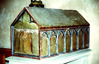 Саркофаг из песчанника XIV века, в котором до Революции хранились честные мощи свв. Софии и ее дочерей.
