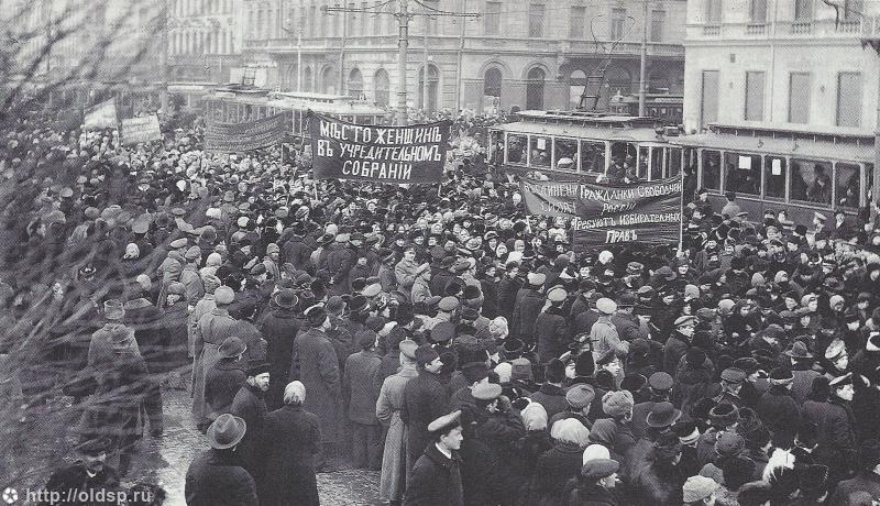 Демонстрация женщин на Невском проспекте