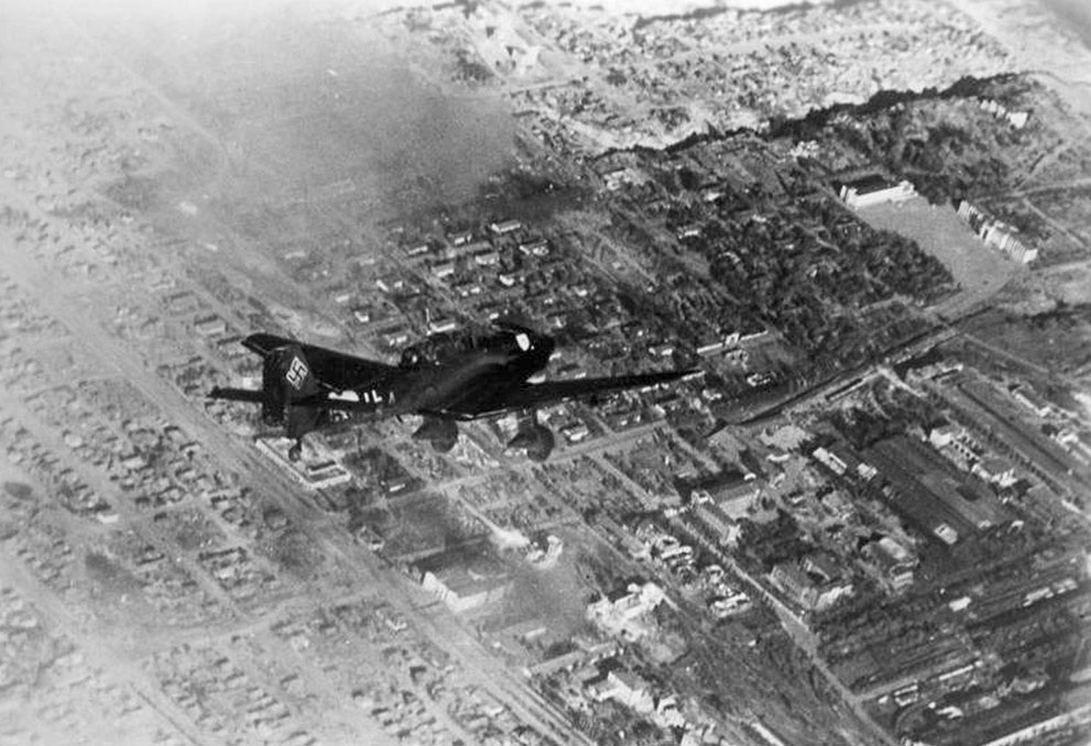 Октябрь 1942 года. Пикирующий бомбардировщик Junkers Ju 87 над Сталинградом